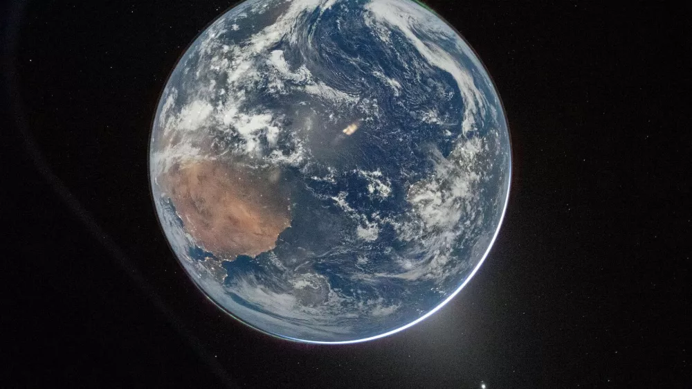 A view of Earth taken by NASA astronaut and Artemis II Commander Reid Wiseman from one of the Orion spacecraft's window after completing the translunar injection burn on April 2, 2026. The image features two auroras (top right and bottom left) and zodiacal light (bottom right) is visible as the Earth eclipses the Sun. NASA/Handout via REUTERS  THIS IMAGE HAS BEEN SUPPLIED BY A THIRD PARTY   TPX IMAGES OF THE DAY