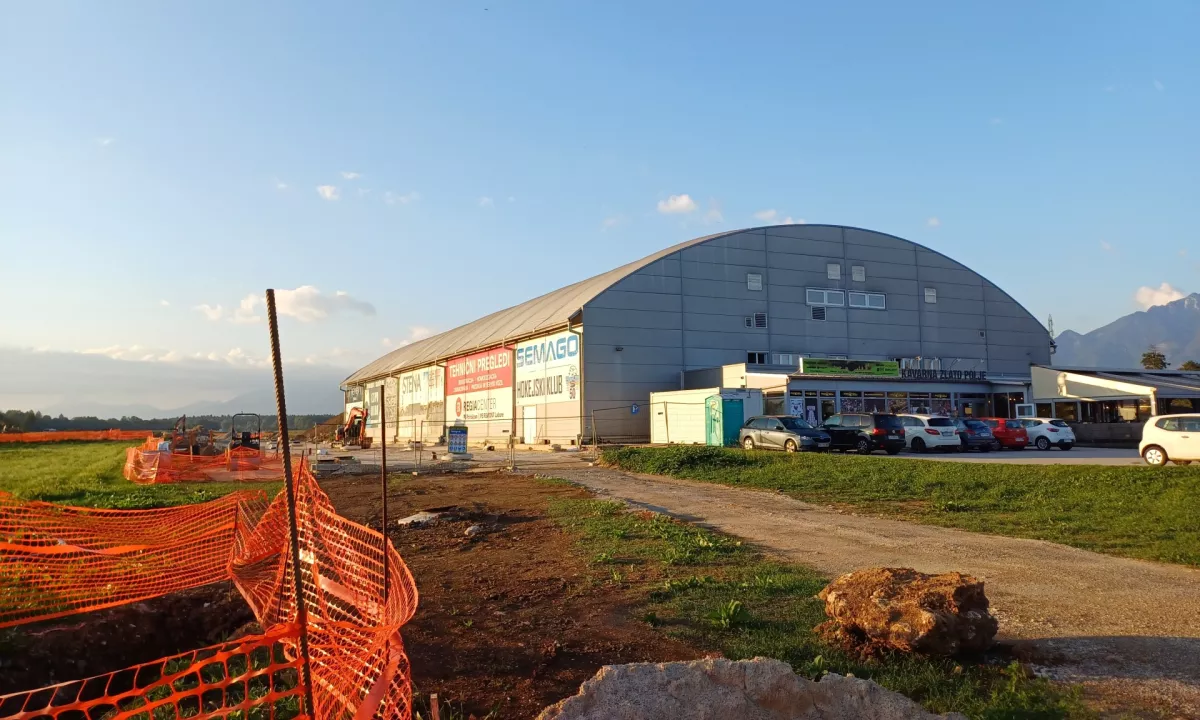 Projekt, vreden 27 milijonov evrov, je zasnovan kot večnamenski javni objekt, ki presega izključno športno rabo.