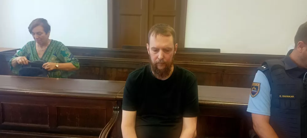 Jernej Hrib&scaron;ek je priznal, da je poslal sporočila. Zapisal, da je le besede, ki se govorijo med ljudmi na ulici. 