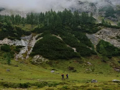 Gorski re&scaron;evalci &scaron;e naprej pregledujejo različne lokacije po Triglavu, ki bi jih pogre&scaron;ana lahko obiskala. 