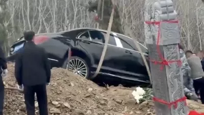 Posnetek pogreba, ki se je pojavil na družbenih omrežjih, je hitro postal viralen. Foto: zajem zaslona X