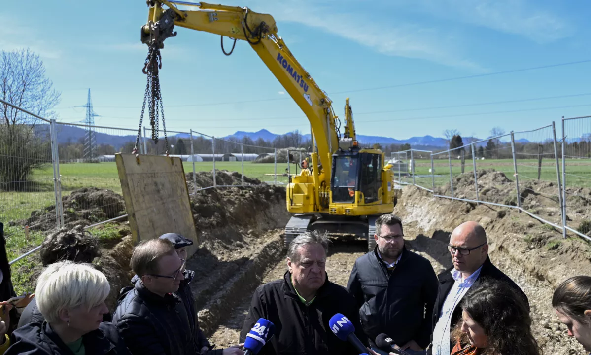 Z zadnjim 119,5 metra dolgim odsekom je zaključena gradnja okoli 12,5 kilometra dolgega povezovalnega kanala C0. Gre za večji projekt, ki v zadnjih desetletjih na področju odvajanja in čiščenja odpadnih voda poteka v Ljubljani.