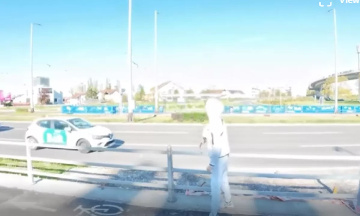 Na družbenih omrežjih je zakrožil posnetek skupine mladostnikov, ki so v zagrebškem naselju Savica metali predmete v avtomobile.