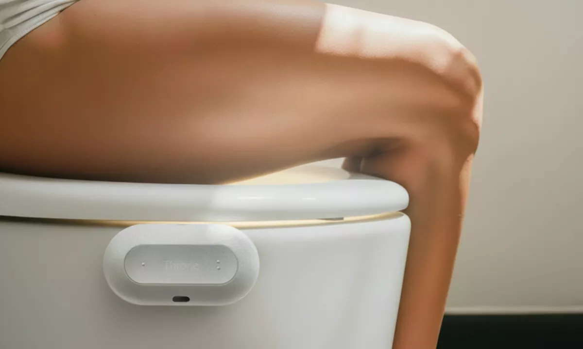 Čeprav se marsikomu zdi branje knjige ali brskanje po pametnem telefonu na stranišču sproščujoča navada, strokovnjaki opozarjajo na resne zdravstvene posledice takšnega početja.