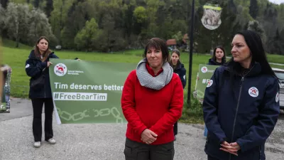 - Patricia Tiplea, Odgovorna za re&scaron;evanje živali pri FOUR PAWS,- Johanna Painer-Gigler, veterinarka za divje živali,- ZOO park Rožman,- 14.04.2026. - Akcija organizacije Four paws (&Scaron;tiri tačke) za veterinarski pregled medveda Tima v Živalskem vrtu Rožman v Vrzdencu in morebitno preselitev v Zaveti&scaron;če za medvede v Arbesbachu v Avstriji.//FOTO: Bojan Velikonja