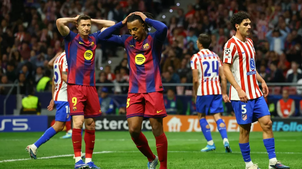 Soccer Football - UEFA Champions League - Quarter Final - Second Leg - Atletico Madrid v FC Barcelona - Riyadh Air Metropolitano, Madrid, Spain - April 14, 2026 FC Barcelona's Robert Lewandowski and Jules Kounde react after missing a chance to score REUTERS/Albert Gea