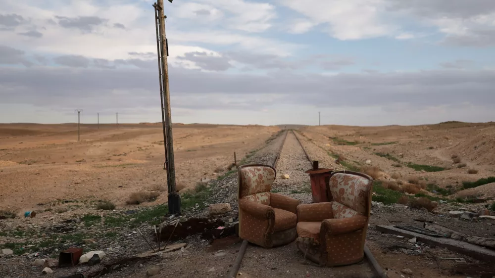 Two armchairs sit at an abandoned railway crossing used as a checkpoint by the Assad regime's Syrian army, east of Homs, Syria, Saturday, April 11, 2026. (AP Photo/Ghaith Alsayed) / Foto: Ghaith Alsayed