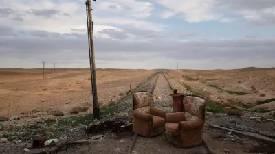 Two armchairs sit at an abandoned railway crossing used as a checkpoint by the Assad regime's Syrian army, east of Homs, Syria, Saturday, April 11, 2026. (AP Photo/Ghaith Alsayed) / Foto: Ghaith Alsayed