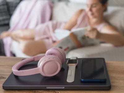 Engaging in a digital detox by relaxing on the couch, reading a book, while enjoying a peaceful afternoon indoors. / Foto: Alina Kandybka Getty Images