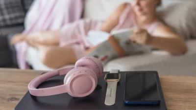 Engaging in a digital detox by relaxing on the couch, reading a book, while enjoying a peaceful afternoon indoors. / Foto: Alina Kandybka Getty Images