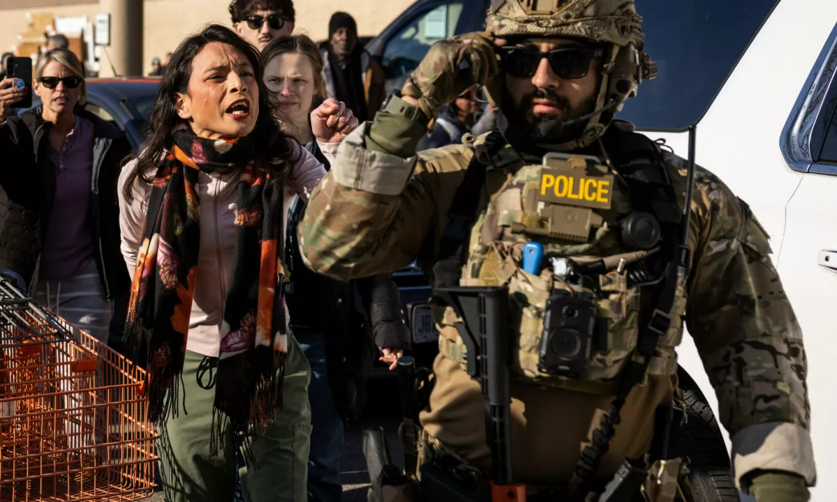 Agenti ICE so jo aretirali, ji nadeli lisice na roke in noge ter jo zaprli v prenapolnjen center za tujce v Louisiani.