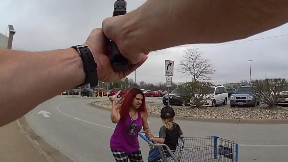 Policista sta ustrelila žensko, ki je z nožem napadla otroka. 