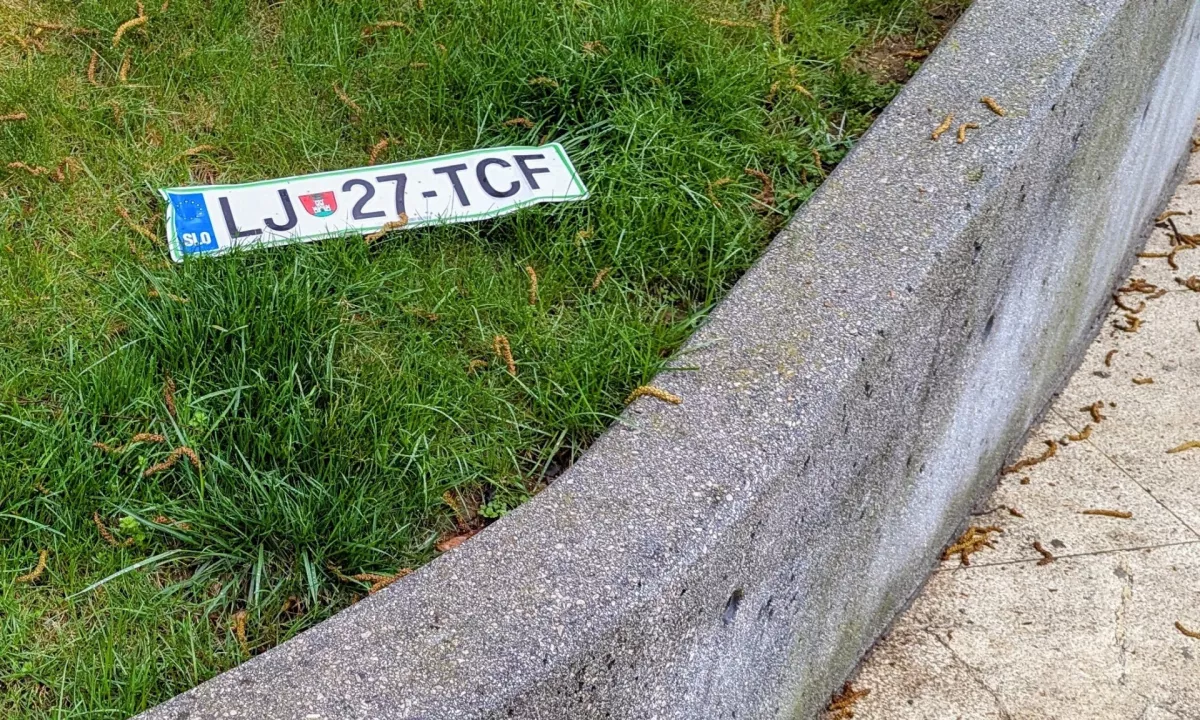 Slabe ceste, krhki plastični okvirji, nerodni vozniki in vse več izgubljenih tablic. Preverite, kakšni stroški in birokracija vas čakajo, če vaš jekleni konjiček ostane brez tablice.