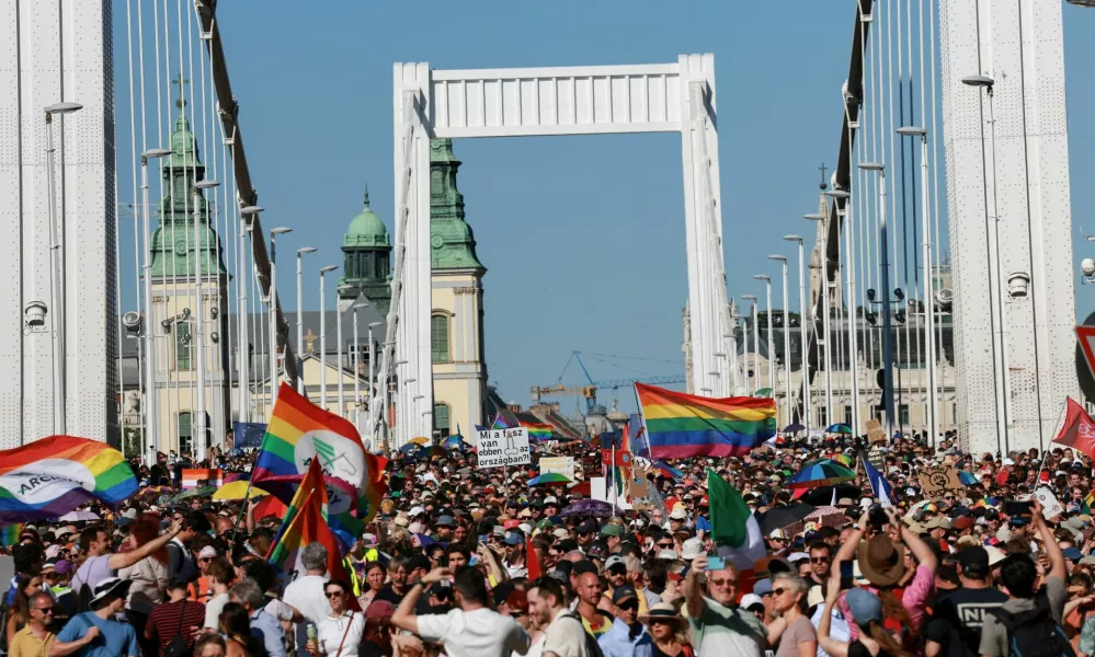 FILE PHOTO: People cross the Elisabeth Bridge during the Budapest Pride March in Budapest, Hungary, June 28, 2025. REUTERS/Bernadett Szabo/File Photo