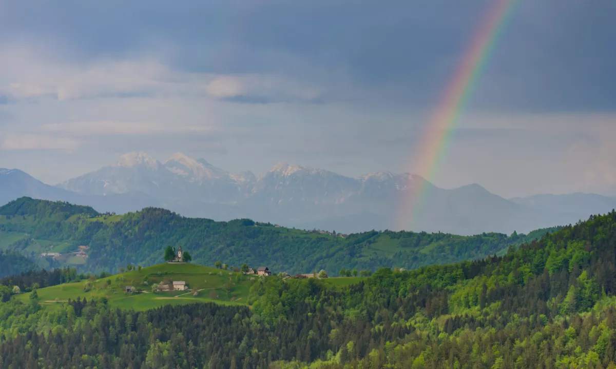 Trk hladnih severnih front in toplega sredozemskega zraka naj bi v prvi polovici meseca poskrbel za nestabilno ozračje.