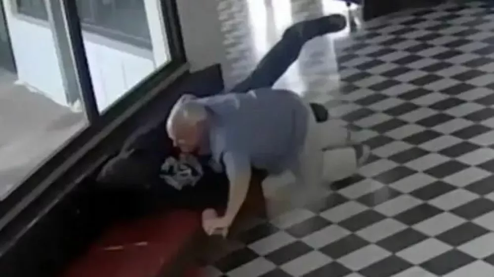 Ravnatelj Kirk Moore je skočil na strelca in preprečil masaker. 