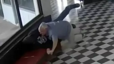 Ravnatelj Kirk Moore je skočil na strelca in preprečil masaker. 