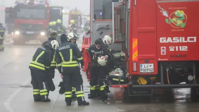 -14.12.2025. - Obsežen požar skladi&scaron;ča in logističnega centra SPAR Slovenija.- gasilci,//FOTO: Bojan Velikonja
