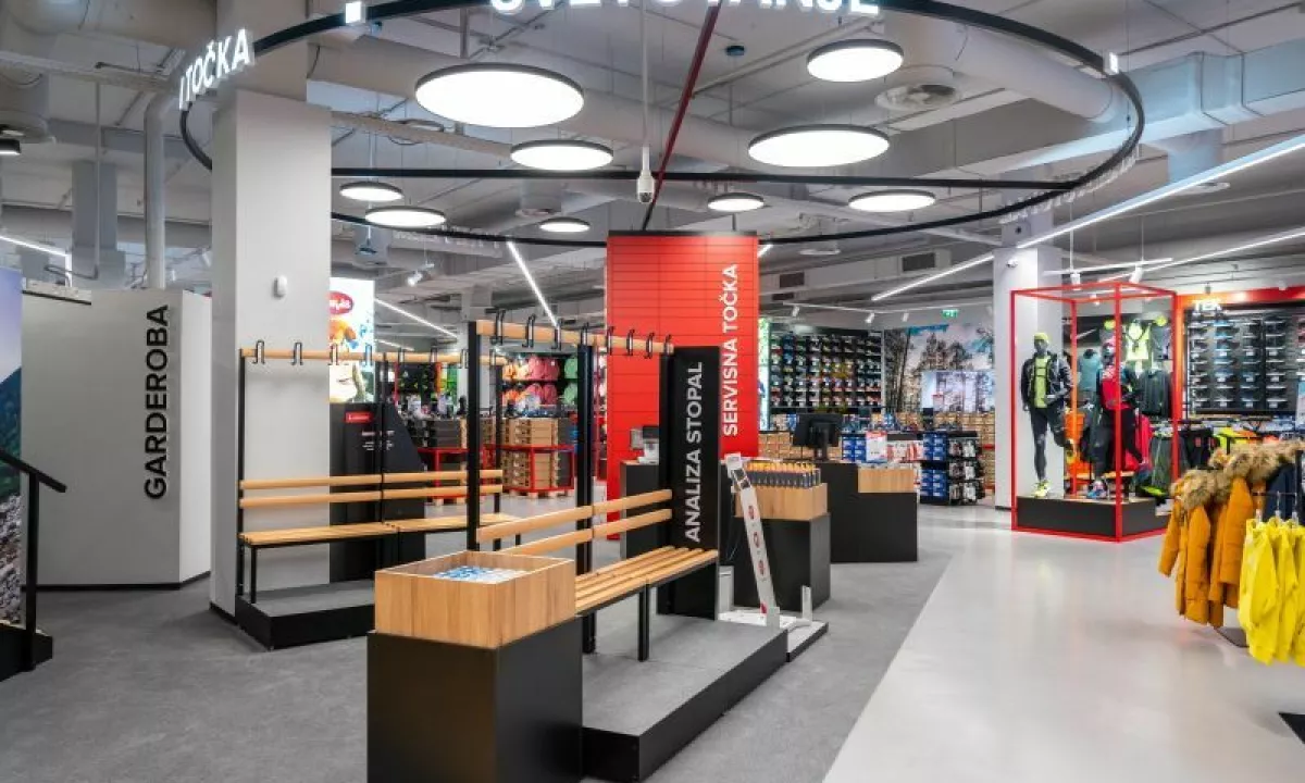 Veriga športnih trgovin Hervis, ki ima od januarja nova lastnika, naj bi s koncem julija zaprla vse poslovalnice v Sloveniji. Brez dela naj bi ostalo okoli 250 zaposlenih.