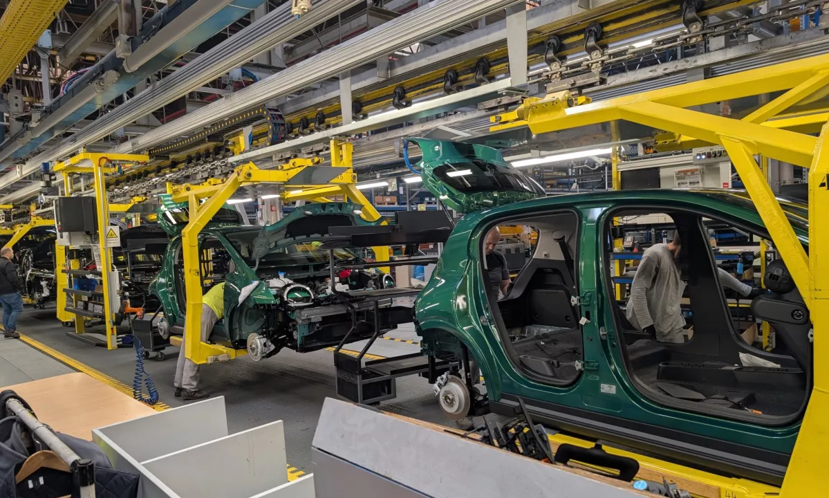 Gre verjetno za najpomembnejši evropski električni avto leta. Izdelujejo ga v Novem mestu. Videli smo, kako nastaja, in se znjim tudi že peljali.