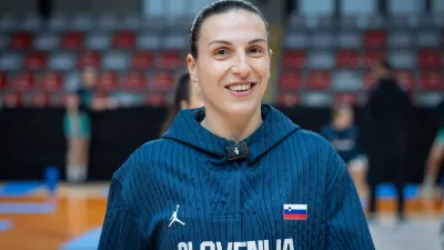 Ljubljana, dvorana Kodeljevo.Izjave za medije ob zacetku priprav slovenske zenske kosarkarske reprezentance za zadnji cikel kvalifikacij za evropsko prvenstvo leta 2025.Kosarkarska reprezentantka Teja Oblak.