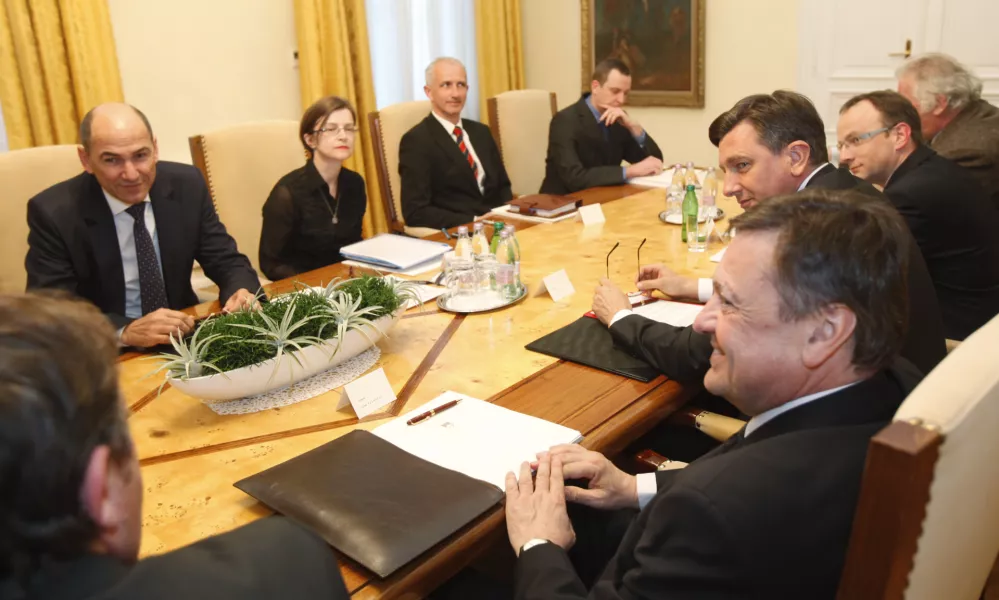 predsednik vlade Janez Jan&scaron;a (SDS), Zoran Jankovič(Pozitivna Slovenija) in Borut Pahor (SD)- sestanek predsednika vlade Janeza Jan&scaron;e s predsedniki parlamentarnih strank o zlatem pravilu - spregovorili o fiskalnem pravilu, s katerim se bo omejilo zadolževanje države; (zlato pravilo)    //FOTO: Luka Cjuha