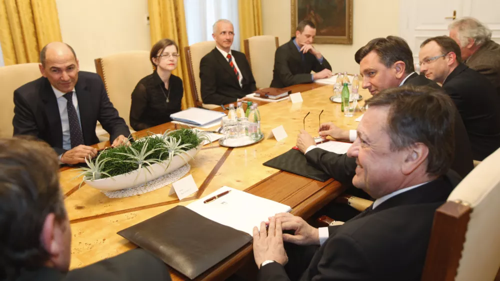 predsednik vlade Janez Jan&scaron;a (SDS), Zoran Jankovič(Pozitivna Slovenija) in Borut Pahor (SD)- sestanek predsednika vlade Janeza Jan&scaron;e s predsedniki parlamentarnih strank o zlatem pravilu - spregovorili o fiskalnem pravilu, s katerim se bo omejilo zadolževanje države; (zlato pravilo)    //FOTO: Luka Cjuha