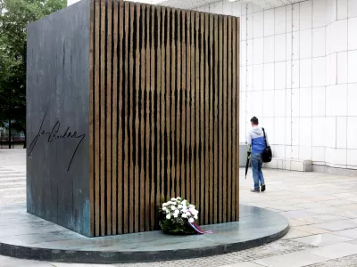 - 10.05.2016 - 140. obletnica rojstva pesnika, pisatelja in dramatika Ivana Cankarja - spomenik Ivanu Cankarju pred Cankarjevim domom (CD), //FOTO: Bojan Velikonja