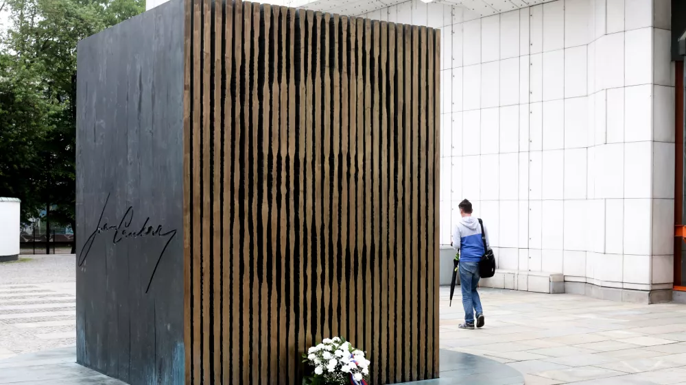 - 10.05.2016 - 140. obletnica rojstva pesnika, pisatelja in dramatika Ivana Cankarja - spomenik Ivanu Cankarju pred Cankarjevim domom (CD), //FOTO: Bojan Velikonja