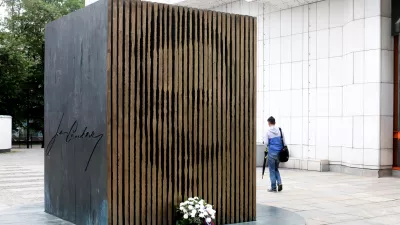 - 10.05.2016 - 140. obletnica rojstva pesnika, pisatelja in dramatika Ivana Cankarja - spomenik Ivanu Cankarju pred Cankarjevim domom (CD), //FOTO: Bojan Velikonja