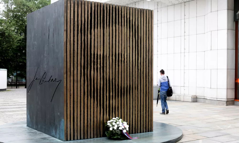 - 10.05.2016 - 140. obletnica rojstva pesnika, pisatelja in dramatika Ivana Cankarja - spomenik Ivanu Cankarju pred Cankarjevim domom (CD), //FOTO: Bojan Velikonja