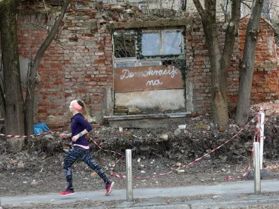 22.02.2021- Simbolična fotografija,stara hi&scaron;a, ru&scaron;evina,napis demokracija, tek, rekreacija / Foto: Tomaž Skale