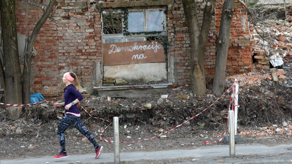 22.02.2021- Simbolična fotografija,stara hi&scaron;a, ru&scaron;evina,napis demokracija, tek, rekreacija / Foto: Tomaž Skale