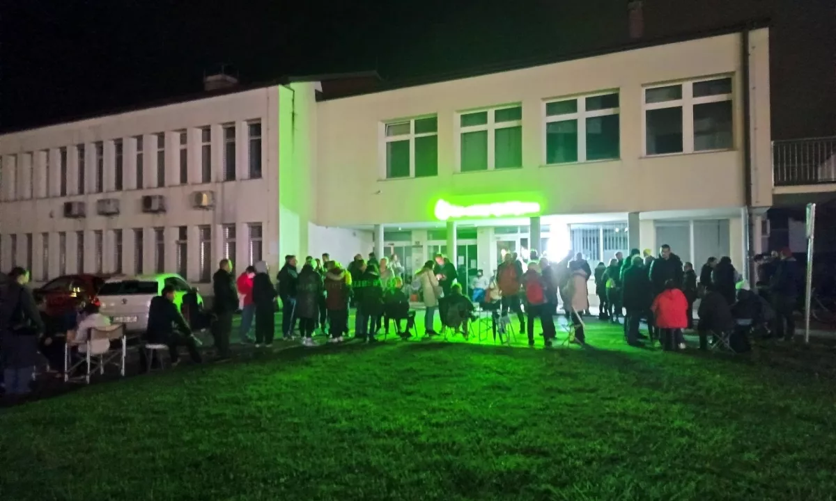 Večurno čakanje pacientov na vpis pri borovniški zdravnici je sprožilo burne odzive.