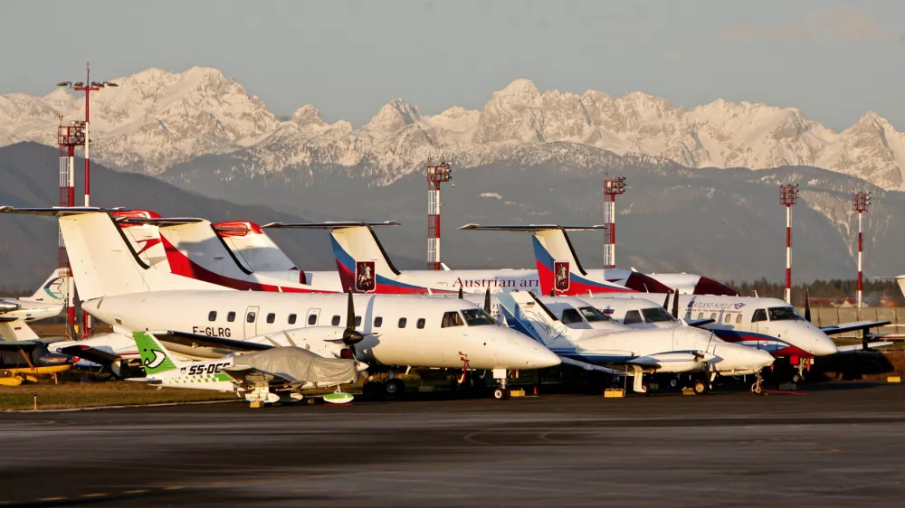 Aerodrom Ljubljana - Letali&scaron;če Jožeta Pučnika Brnik - ilustrativna fotografija - letalo//FOTO: Tomaž Skale 
