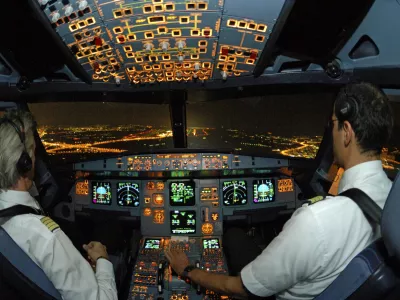 Pilots in the cockpit of an Airbus 321 during approach,Image: 43404168, License: Rights-managed, Restrictions:, Model Release: yes