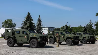 - lahko oklepno vozilo SV LKOV 4x4, proizvajalca Oshkosh Defense.- 05.06.2021 - Vojašnica Edvarda Peperka v Ljubljani - Slovenska vojska (SV) - predstavitev novih 38 lahkih kolesno oklepnih vozil LKOV 4x4 z integrirano oborožitveno postajo M153 Kongsberg. //FOTO: Bojan Velikonja