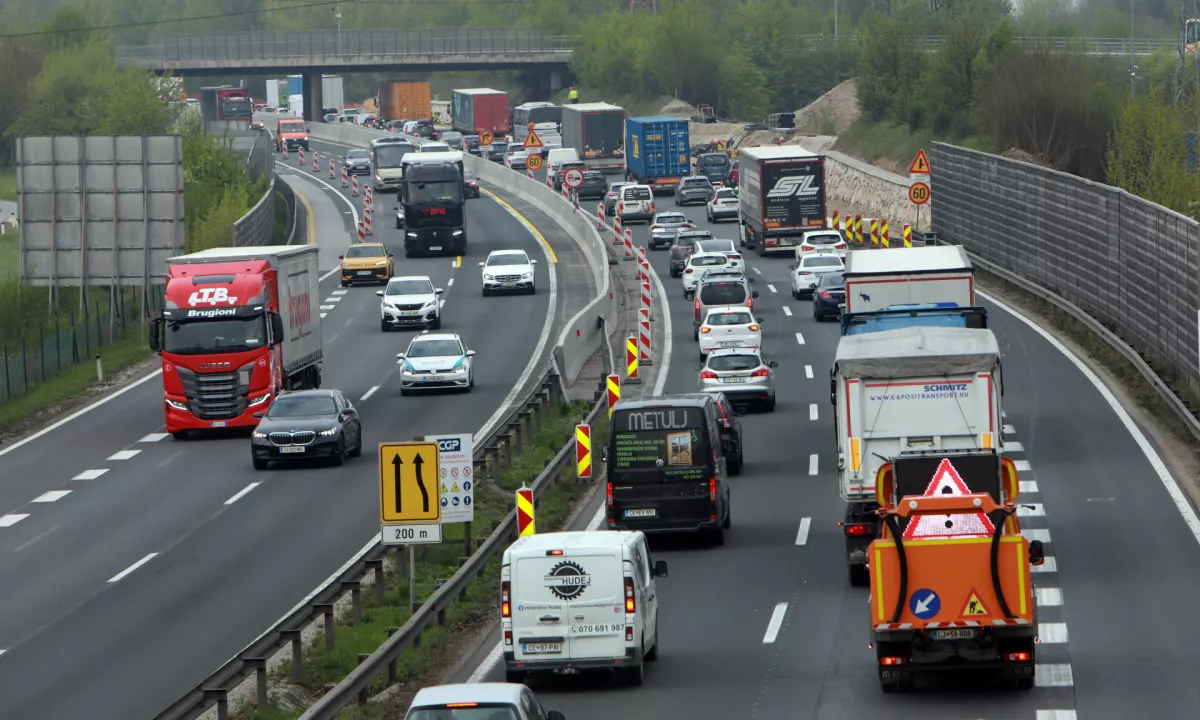 Vsakodnevne izkušnje voznikov razkrivajo prometni sistem, kjer je izbira poti pogosto stvar sreče, ne pa načrtovanja.