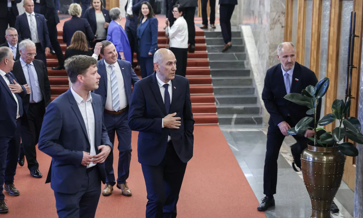 Obenem so že zaokrožile informacije o številu resorjev, ki naj bi jih Janša ponujal potencialnim bodočim koalicijskim partnerjem.