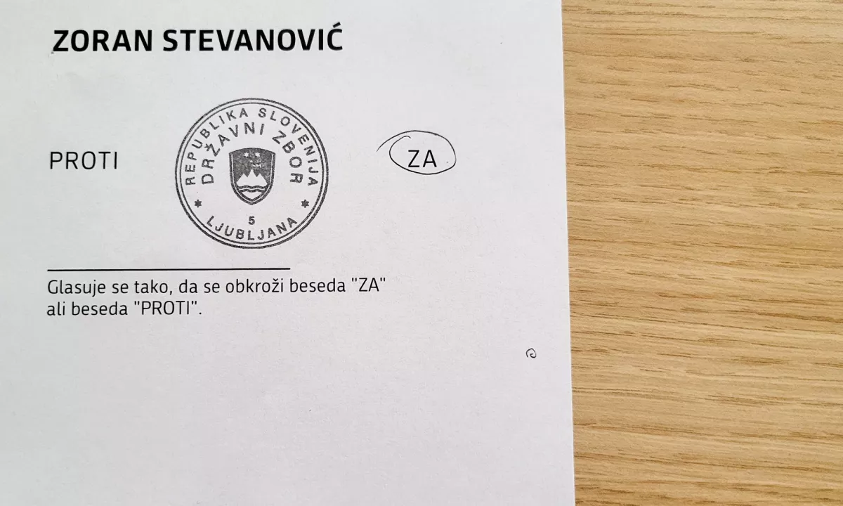 Predsednik DZ ocenjuje še, da je tajnost glasovanja izničena tudi, če poslanci glasovnic ne prevzamejo.