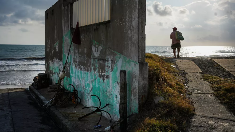 A fisherman stands on the shore after suspending fishing trips because of an oil spill in the Gulf of Mexico that authorities said originated from an unidentified vessel and two natural oil seeps, in Salinas, Mexico, Thursday, March 26, 2026. (AP Photo/Felix Marquez) / Foto: Felix Marquez