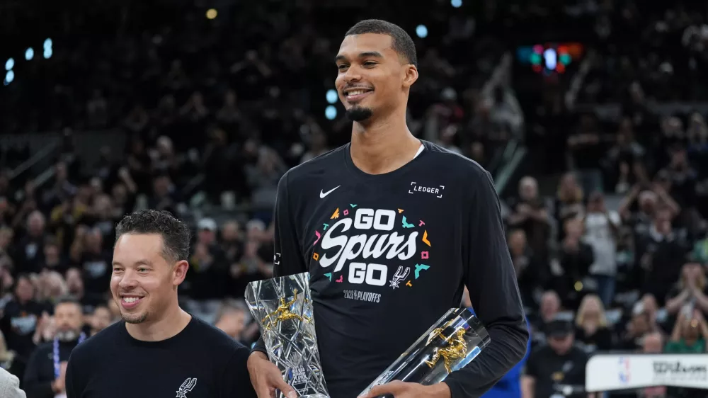 San Antonio Spurs forward Victor Wembanyama, right, stand with head coach Mitch Johnson after receiving his NBA Defensive Player of the Year trophy before Game 2 of a first-round NBA playoffs basketball series in San Antonio, Tuesday, April 21, 2026. (AP Photo/Eric Gay) / Foto: Eric Gay