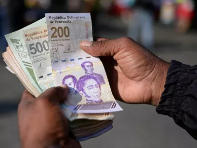FILE PHOTO: A man shows the new 200 and 500 bolivar banknotes in Caracas, Venezuela September 3, 2024. REUTERS/Gaby Oraa/File Photo