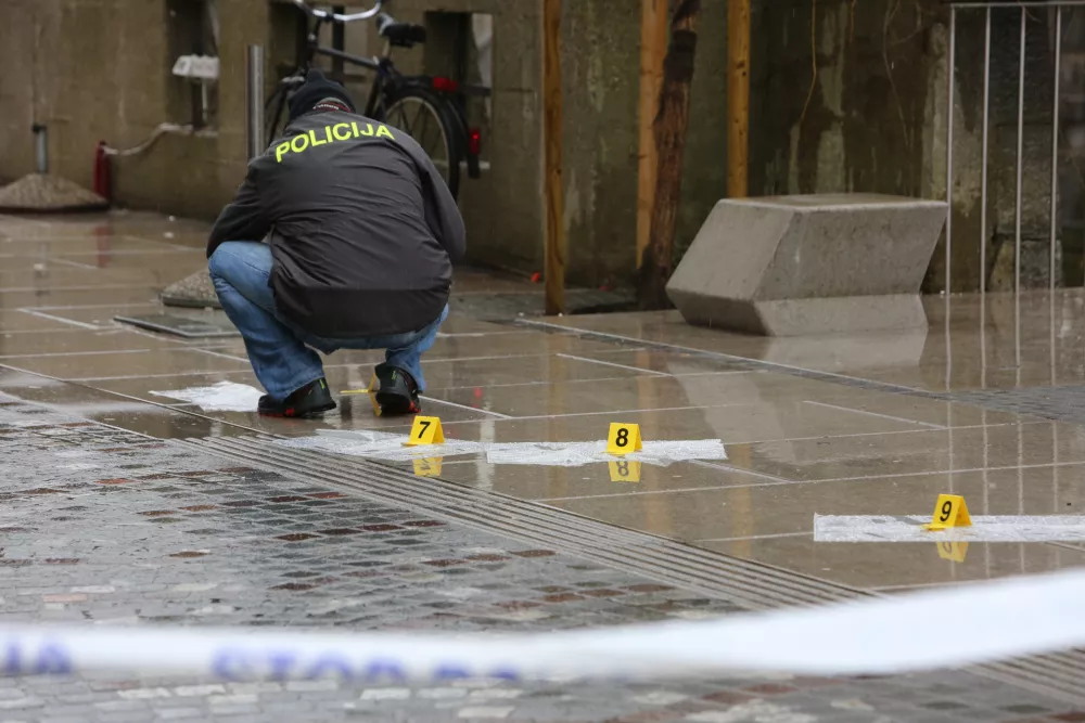 - Cankarjevo nabrežje - - 03.02.2016 - oborožen rop in streljanje v Ljubljani - najmanj dva storilca sta vstopila v zlatarno Malalan in v nogo ustrelila prodajalca. Po dejanju sta pobegnila po Ključavničarski ulici proti Ljubljanici. .//FOTO: Maja Marko