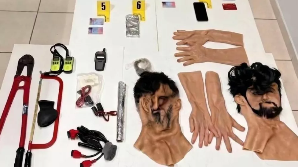 Pri v ponedeljek aretiranih srbskih državljanih so na&scaron;li pravi "roparski komplet", ki se ga ne bi branili niti v nobeni kriminalki. 