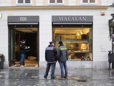 - Draguljarna Malalan - Mestni trg 21 -- 03.02.2016 - oborožen rop in streljanje v Ljubljani - najmanj dva storilca sta vstopila v zlatarno Malalan in v nogo ustrelila prodajalca. Po dejanju sta pobegnila po Ključavničarski ulici proti Ljubljanici. ..//FOTO: Maja Marko