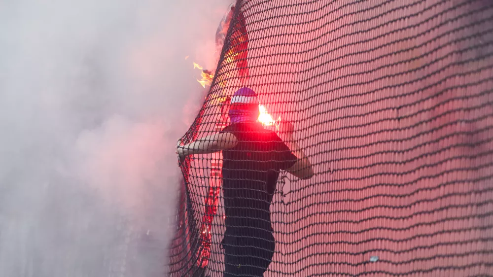 - Navijači Viole, sežiganje &scaron;ala Olimpije,- 08.03.2026. 1. liga Telemach v nogometu. NK Olimpija - NK Maribor, derbi.//FOTO: Bojan Velikonja