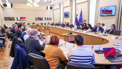 Ljubljana, vlada.Izredna seja Ekonomsko-socialnega sveta (ESS), na kateri so med drugim podali mnenje k predlogu zakona o interventnih ukrepih za razvoj Slovenije, mnenje k predlogu interventnega zakona o dolgotrajni oskrbi in zacasni podpori izvajalcem institucionalnega varstva ter mnenje k predlogu novele zakona o zasebnem varovanju.