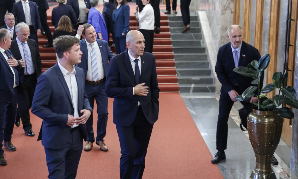 Janez Jan&scaron;a- 10.04.2026 - ustanovna seja novega sklica DZ, ki jo je sklicala predsednica republike Nata&scaron;a Pirc Musar; seja se je začela z imenovanjem predsednika in podpredsednika mandatno-volilne komisije, sledila je prekinitev, pol ure po prekinitvi pa se je začela seja mandatno-volilne komisije DZ za pripravo druge točke dnevnega reda; v nadaljevanju seje DZ so potrjevali mandate poslancem in volili predsednika DZ//FOTO: Jaka Gasar