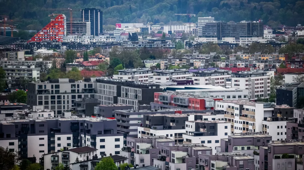 Ljubljana.Blokovsko naselje Zelena jama v Ljubljani, stanovanjske nepremicnine.
